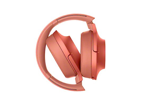 こちらはノイズキャンセリング機能がオンの状態。飛行機やクルマなどの轟音や騒音が同様に出ていますが、そういったノイズがほぼ聞こえません。思わず「あーっ、凄い～！」と声が出てしまいました「h.ear on 2 Wireless NC（WH-H900N）」は、こんな感じで折り畳んでコンパクトに持ち歩けます