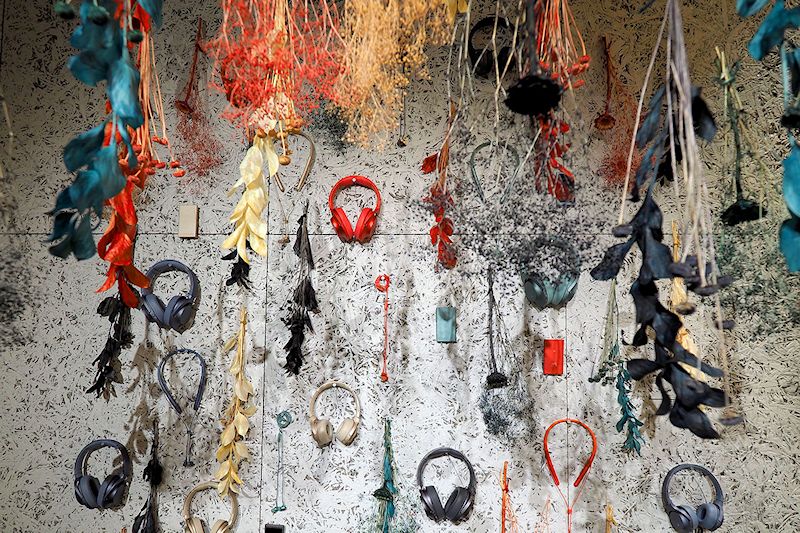 Sony Square Shibuya Projectでは「h.ear on 2 Wireless NC（WH-H900N）」なども試聴できるほか、壁に製品のカラーバリエーション展示をした「カラーバリエーションウォール」もあります