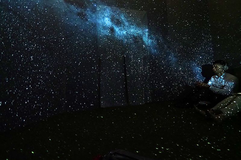 あれは天の川？　上も下も横も、そして自分も、部屋一杯の星空体験です