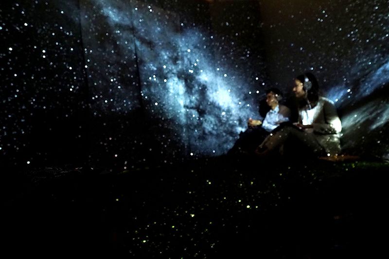 ときとしてダイナミックに動く星空映像。とてもキレイ！　東京のど真ん中で楽しめるプラネタリウムなのでした