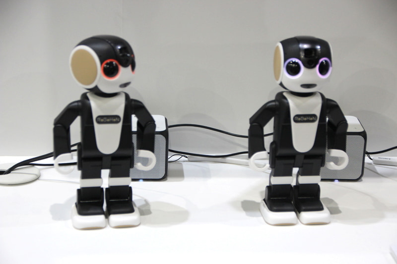 ロボホンや、12月に発売を予定している8K液晶テレビなども展示されていた