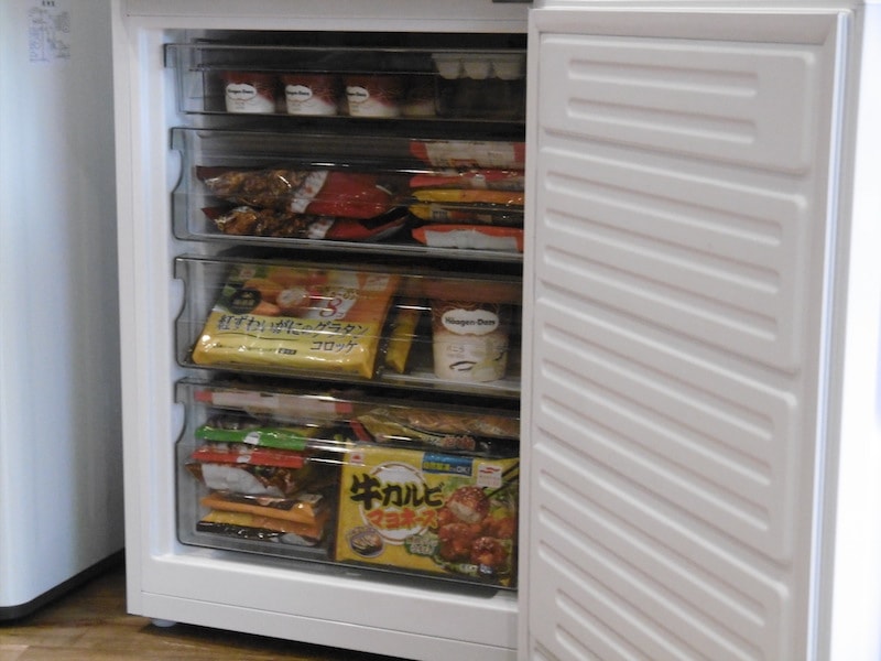 冷蔵室と同容量の冷凍室は、食品を4段に分けて収納できる