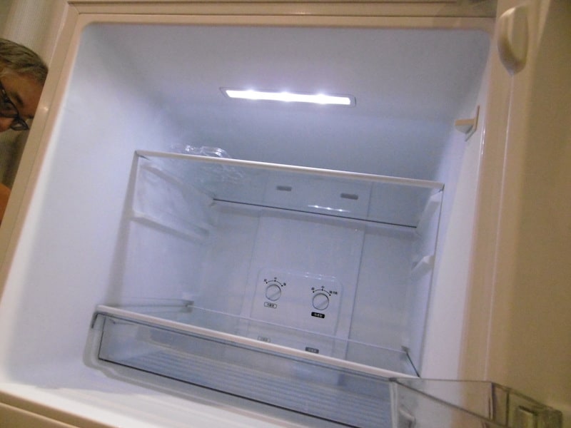 冷蔵庫にはLEDライトを搭載し、中身が見やすい