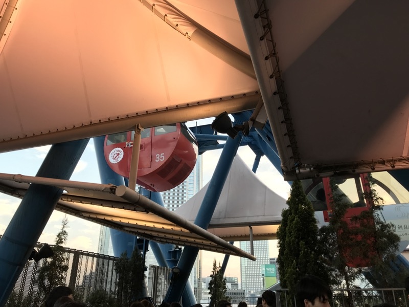 カラオケ付きやキャラコラボのゴンドラを見守る