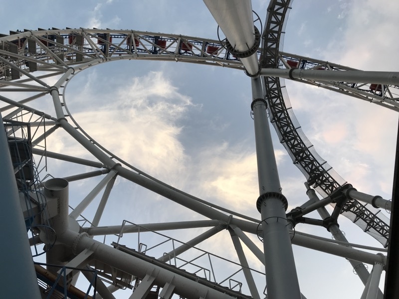 観覧車を下から見るとなかなかの迫力
