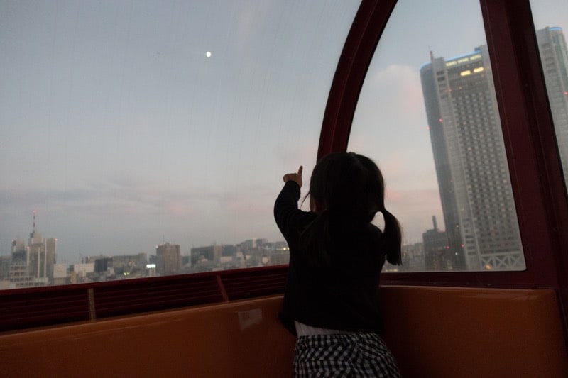 「あ! お月さまがこっち見てるよ!」と嬉しそうな娘。じゃっかん青い顔をしながらも、きみが楽しんでくれてパパは嬉しいよ