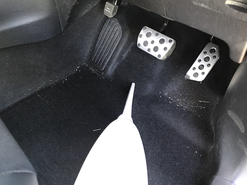 凸凹の多い車内はスキマノズルで掃除