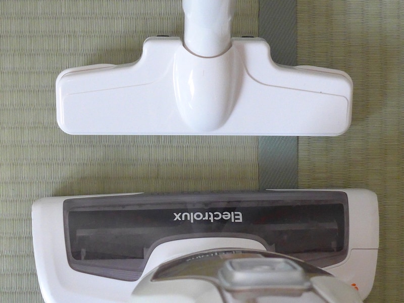 自宅で普段使っているエレクトロラクスのクリーナーヘッド(下)との比較