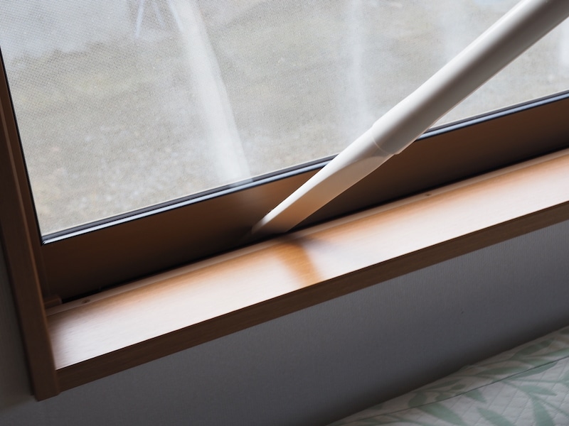 スキマノズルを装着して窓のサッシを掃除