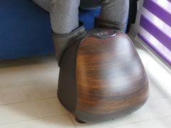 こだわり派もこれなら置きたい! amadanaコラボでデザイン性の高いフットマッサージャー 施術中の状態