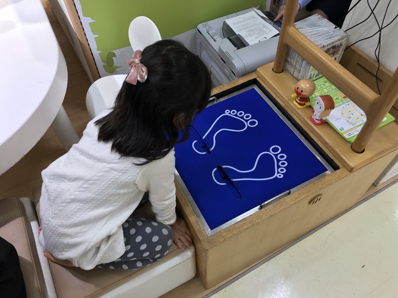 計測マシーンに興味津々な娘