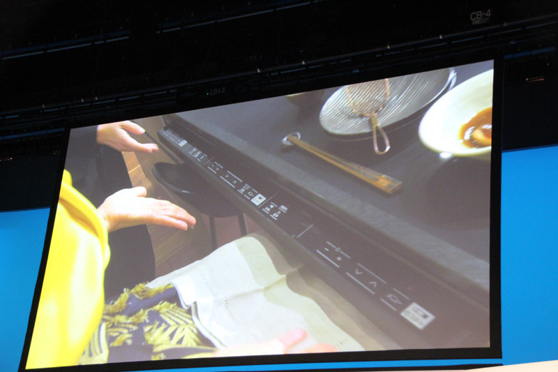 キッチン側・ダイニング側の両方から操作できる