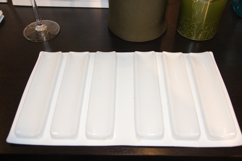 、シャープがテレビやパソコンの液晶研究で培った技術をベースに開発した「蓄冷材料」を採用