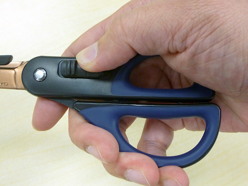 ハコアケモードでは上下の刃がグッと重なり、上の刃が下の刃のくぼみから飛び出る仕組み