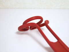 よそう、つぶす、炒める、などを1本でできる万能選手「オメガヴィスペン」 このちょっとした円のズレが使いやすさのポイント。つまり普通のヘラとの違いなのです