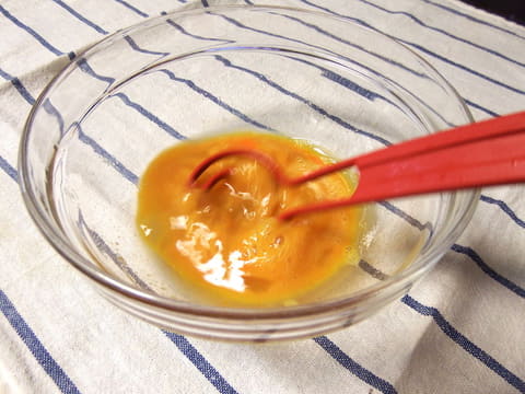 よそう、つぶす、炒める、などを1本でできる万能選手「オメガヴィスペン」 生卵を混ぜると、なかなかいい具合。菜箸よりはよく混ざっている気がします。卵液がツールにつかないのもスッキリ