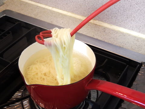 よそう、つぶす、炒める、などを1本でできる万能選手「オメガヴィスペン」 麺類をゆでてみました。縮れていないツルツルした麺は持ち上げると滑り落ちてしまい、ちょっとすくいにくいです