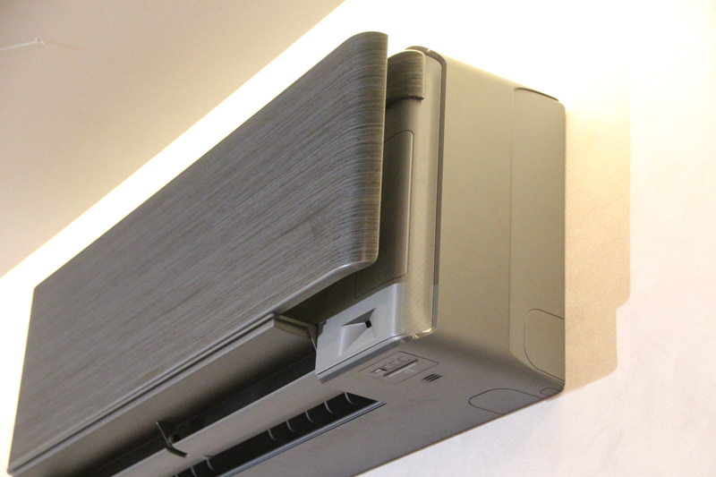 側面の両端を絞りこむデザイン加工で、圧迫感を軽減している