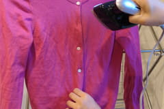 ブラシアタッチメントでホコリを払いながらシワが伸ばせる、日立の衣類スチーマー 干し方や着方によってシワが残しやすい薄手のニットカーディガンも簡単にケア