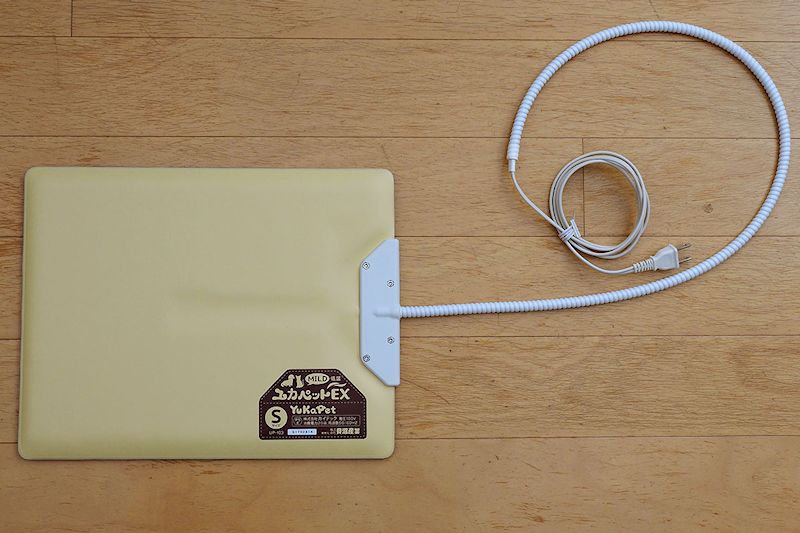 その裏側、黄色いほうがほんのり暖かい「MILD」です。電源スイッチはなく、コンセントに挿せばオンになります