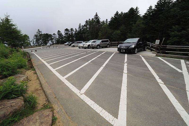 ここが大弛峠だぜ～！　東京都八王子市と神奈川県相模原市緑区の間にある大垂水峠（おおたるみとうげ）とは別の、山梨と長野の間にある、クルマで行ける道路として最高地点なんだゼ～っ！