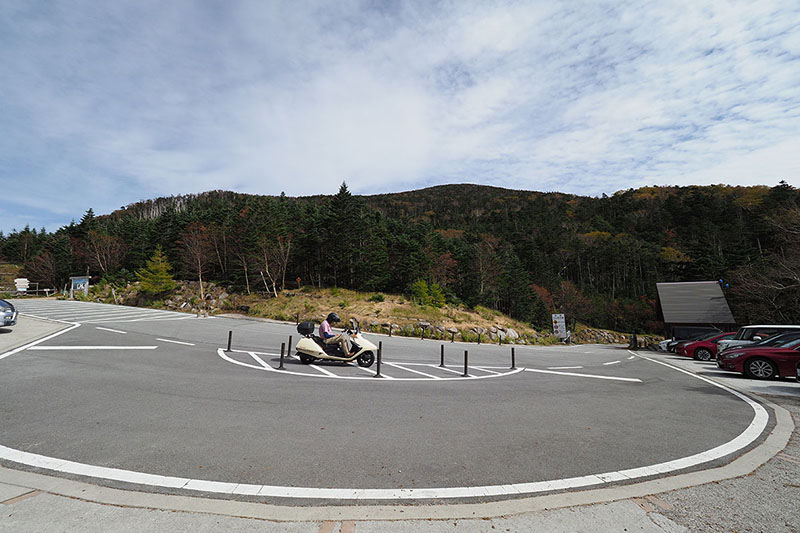スクーターで来ている人も。山梨県側からなら、クルマやオートバイで来てドライブを楽しめるというイメージです