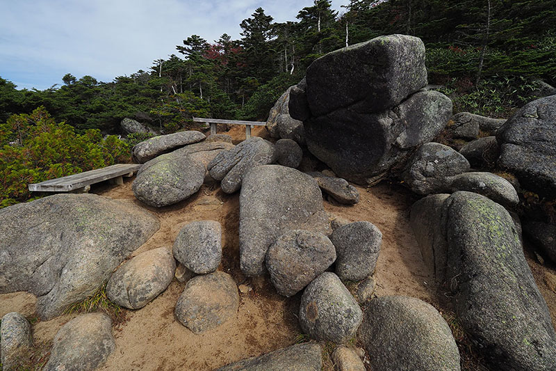 これが「夢の庭園」。巨石と灌木の不思議な場所です。ベンチや巨石に座って休憩できます。標高は2460mくらいだと思います。大弛峠が2172mですから、300m弱登ってきた計算になります
