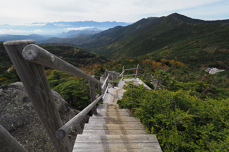 登ってきた階段。けっこう急です。右端に駐車場が見えます