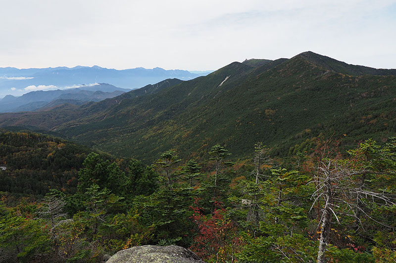 甲府方面を一望した様子。右側の山のなかに金峰山も見えます