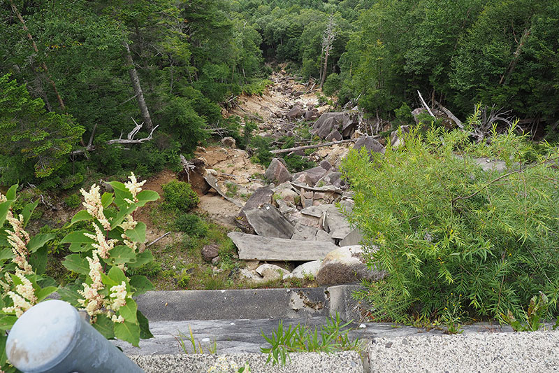 崩れていました。道路の途中にも落石や陥没が散見されますので、運転は慎重に
