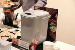 高齢者の肺炎原因はごはんの飲みこみが81%。タイガーが飲みこみやすいごはんを追求し、ヘルスケアに注力 グルテンフリー対応「IHホームベーカリー  KBD-X100」