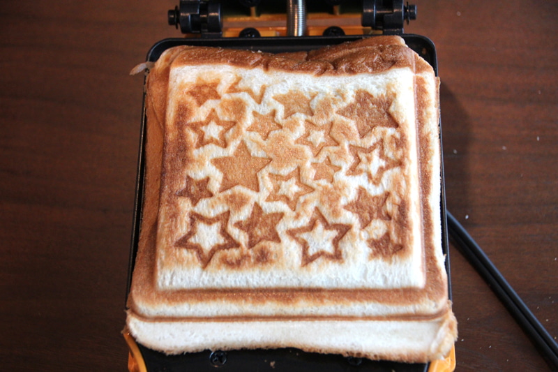 8枚切り。具材を多めにしたらキレイに焼き色がついた