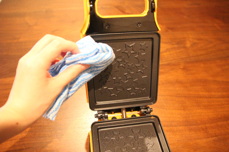 プレートは取り外せないため水拭きする。食パンしか触れていないのであまり汚れなかった