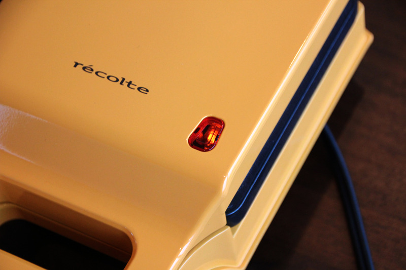 操作ボタンはなく、コンセントを差すとランプが点灯して予熱が始まる