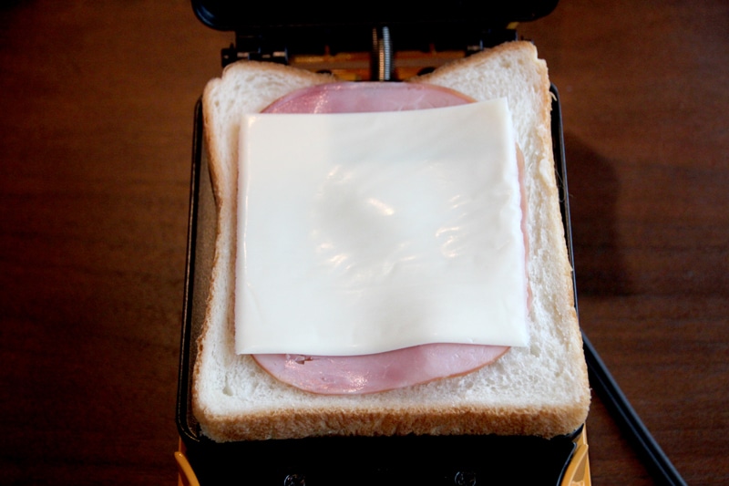 8枚切り食パン→ハム→チーズの順で重ねる