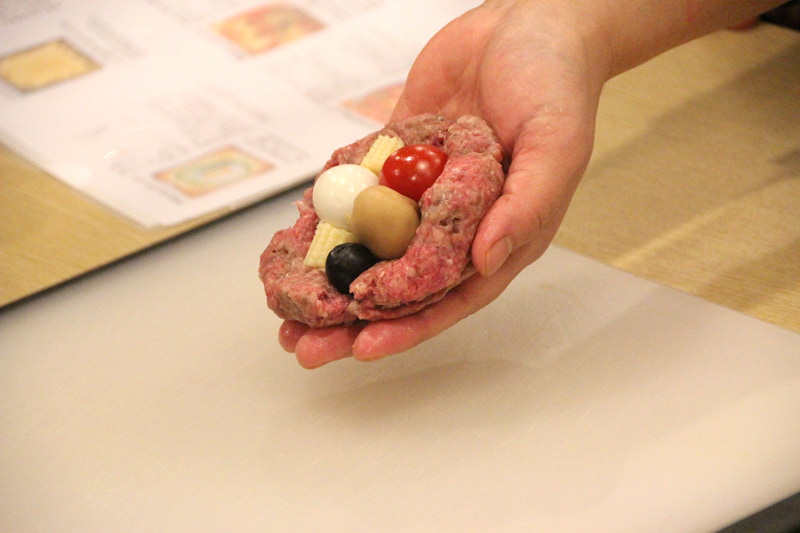 ロールキャベツ作り。タネの中に具材を投入