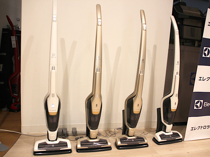 エレクトロラックス「<a href=https://kaden.watch.impress.co.jp/docs/news/1078624.html"target=“_blank">エルゴラピード リチウム プレミアム ZB3324B/3325B</a>」。１μmレベルの微粒子を99.99％除去できるプリーツフィルターを搭載し、掃除前よりきれいな空気を排出する。ダニやハウスダストを除去する布団ノズル「ベッド・プロ・パワー UVノズル」が付属。運転時間は最長48分。実勢価格：60,663円