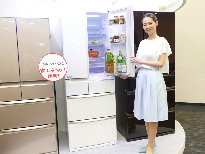 三菱電機「<a href="https://kaden.watch.impress.co.jp/docs/news/1071250.html"target=“_blank">置けるスマート大容量 WXシリーズ MR-WX52C</a>」(定格内容積：517L)。庫内容量を向上させた「置けるスマート」のガラスドアを採用した「WX」シリーズ。氷点下でも食品を凍らせずに鮮度を長持ちさせる「氷点下ストッカーD」や解凍せずにすぐに調理できる「切れちゃう瞬冷凍」、保存中の野菜のビタミンを増量させる「クリーン朝どれ野菜室」などを搭載する。定格内容積517Lの「MR-WX52C」は省エネ№1(発売当時)を達成。実勢価格：352,090円