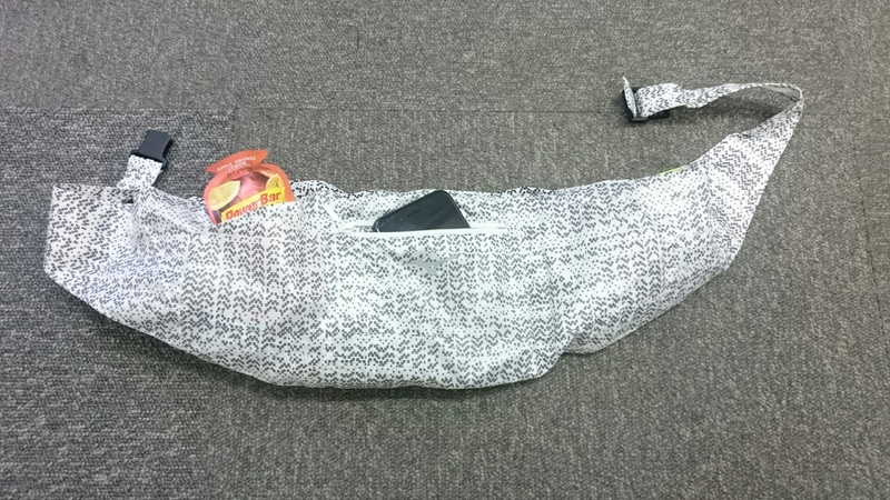 ミズノのポーチジャケットは簡単にウエストポーチへと変身。ジッパー付きの大きなポケットはスマートフォンも入れられ、小さいポケットのほうはエナジージェルの収納に最適なサイズだ