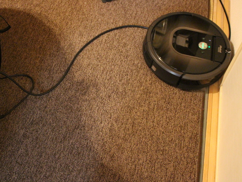 コードに絡まりかけても自力で脱出する