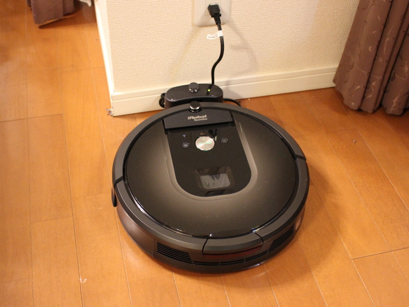 充電台にも迷うことなく戻ってくれる。この精度も、ルンバが自分の居場所を把握しているからこそなせるワザだ