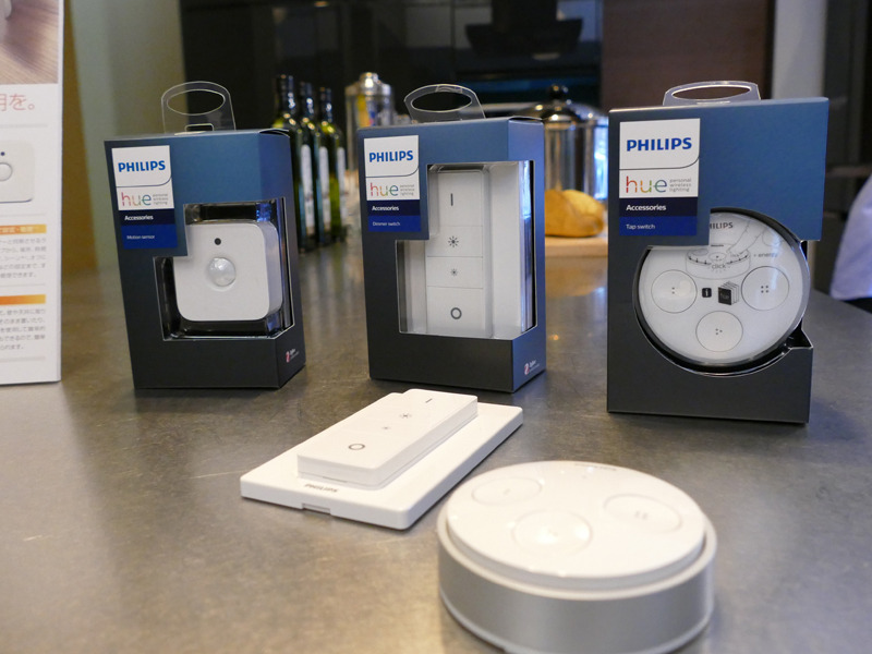 モーションセンサー(左)は、Hueの専用アクセサリーとしては3つめとなる。リモコンにもなる「Dimmer スイッチ」(中央)、あらかじめアプリで登録した4つのシーンを割り当て、スイッチをおすだけで簡単にオン・オフ操作できる「Tap Switch」(右)
