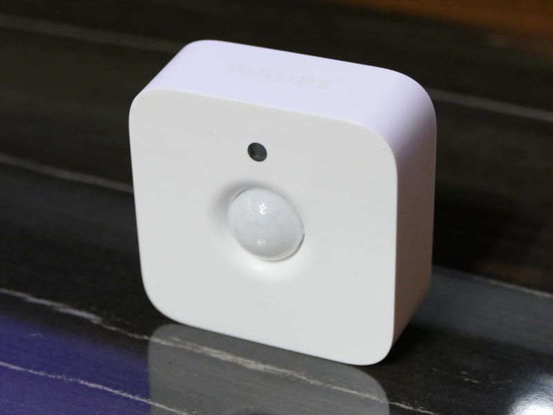 スマートLED照明「Philips Hue」のアクセサリー、「Philips Hue モーションセンサー」。本体は配線不要で、様々なところに設置できる