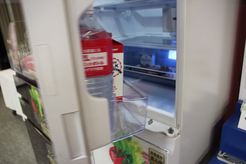 左右どちらからでも、軽く触れるだけで扉が自動で開く