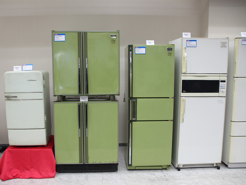歴代冷蔵庫。第1号(左)は1957年に生産