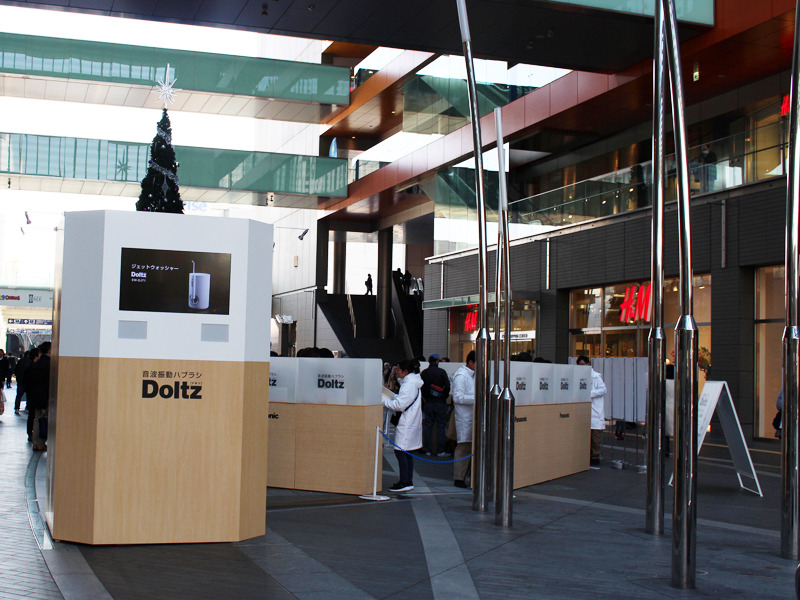 会場となった二子玉川駅前の商業施設「二子玉川ライズ」ガレリアは、多くの買い物客や駅利用者が行き交う