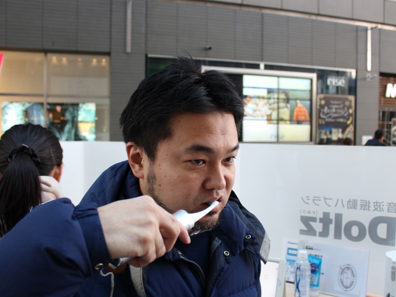 ブラシを歯にじっと当てては移動させていく。約2分で全体を磨き終わるのが目安