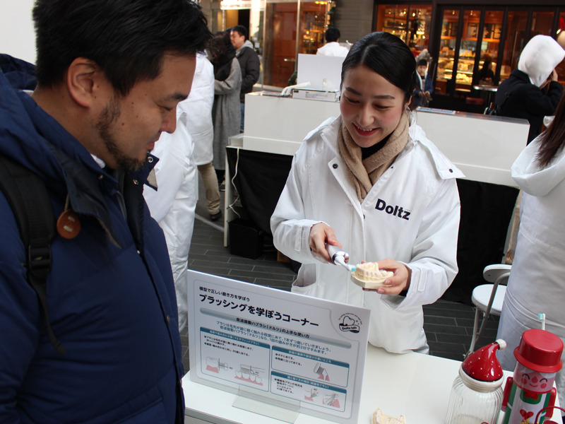 「ブラッシングを学ぼうコーナー」では、ドルツの「密集極細毛ブラシ」が、歯の隙間に入り込む様子を確認