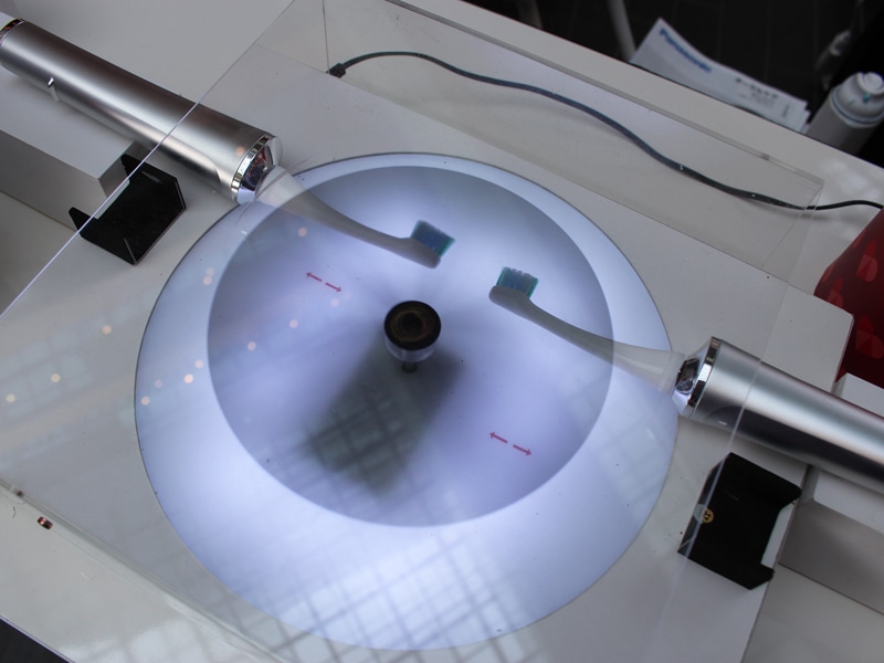 高速すぎて見えにくいW音波振動の様子が残像効果でゆっくり見える「W音波振動を見ようコーナー」も