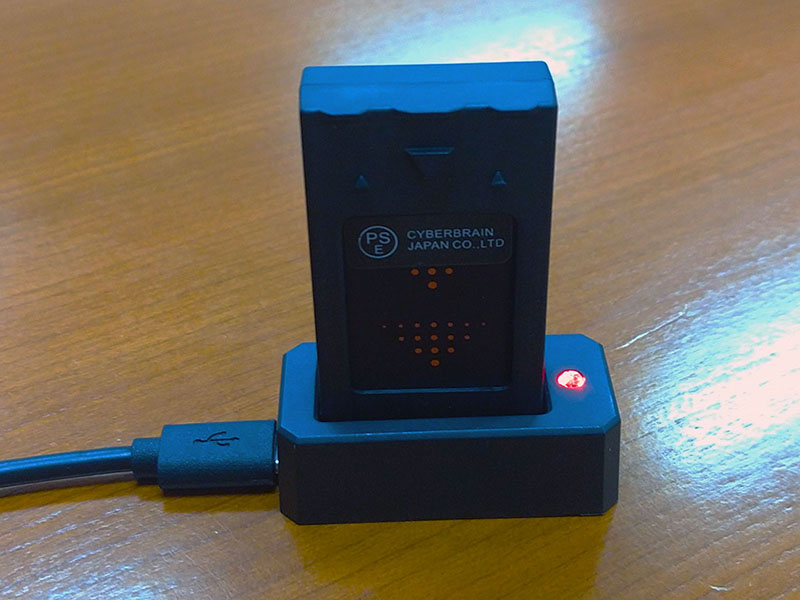 充電器も小さい。残量警告が出た状態から満充電までだいたい30分かかりました